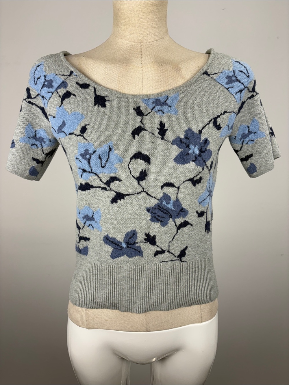 Elie Tahari Floral Jacquard Knit Short Sleeve Scoop Neck Sweater Top Blue Gray